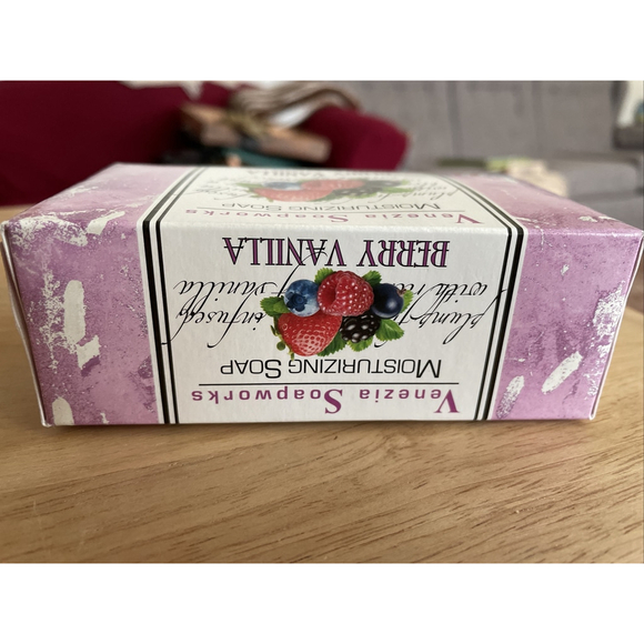Vintage Venezia Soapworks Moisturizing Soap Berry Vanilla 7oz - Picture 1 of 3